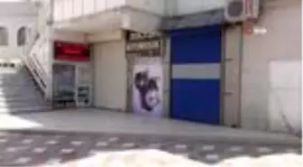 Şırnak'ın Cizre ilçesinde esnaf, korona virüsün yayılmasını önlemek için bir haftalığına kepenk...