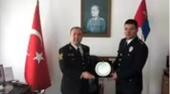 Tayini çıkan komutana plaket