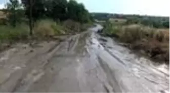 Sağanak nedeniyle bazı yol ve bahçeler zarar gördü