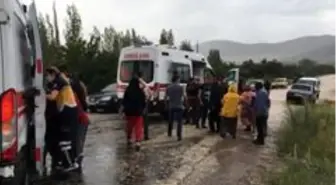 Tarım işçilerini taşıyan minibüs kamyonla çarpıştı: 1 ölü, 7 yaralı