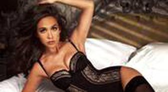 İngiliz model Myleene Klass, saç düzleştiricisini elinden düşürünce göğsünü yaktı