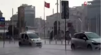 Taksim'de etkili olan yağmur vatandaşlara zor anlar yaşattı