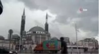 Taksim'de etkili olan yağmur vatandaşlara zor anlar yaşattı