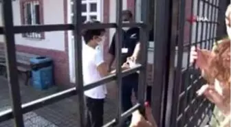 Kimliklerini unutan öğrencileri veliler son anda sınava yetiştirdi