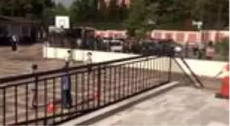 Kimliklerini unutan öğrencileri veliler son anda sınava yetiştirdi