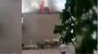 Son dakika haber... İki katlı evin çatısı tamamen yandı