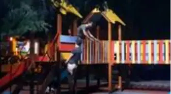 Korona tedbirlerini hiçe saydılar! Çocuk parkında maskeyi gözlerine takıp körebe oynadılar