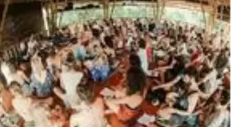 Bali'deki yoga etkinliğinde sosyal mesafe hiçe sayıldı