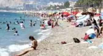 Antalya'da sıcak havadan bunalanlar denize koştu, mesafe kuralı unutuldu