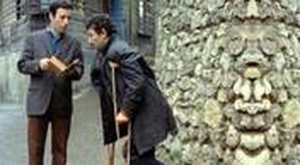 Engelli gibi davranan dilenci suçüstü yakalanınca elindeki bastonu bırakıp yürüdü