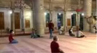 Son Dakika: EYÜP SULTAN CAMİİ'NDE CEMAATLE BİRLİKTE İLK AKŞAM NAMAZI KILINDI