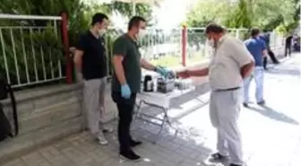Kapıda bekleyen velilere su, çay ve meşrubat ikramı yapıldı