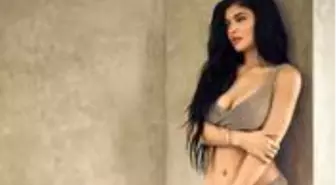 ABD'li model Kylie Jenner, pembe peruğu ve iç çamaşırlı pozuyla gündem oldu