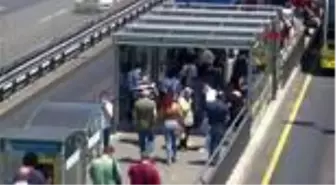 İSTANBUL-ADLİYEDEKİ MİTİNG NEDENİYLE METROBÜS DURAĞI'NDA YOĞUNLUK