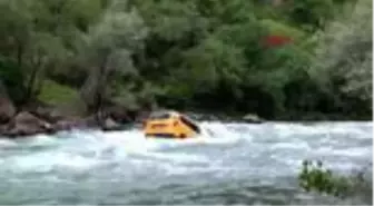 TUNCELİ Munzur Nehri'ne devrilen taksinin sürücüsü kendi imkanıyla kurtuldu