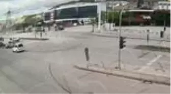 Aşırı hızlı kamyonet önce hafif ticari araca sonra trafik şıklarına çarptı... Kaza anı kamerada