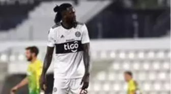 Emmanuel Adebayor, Paraguay ekibi Olimpia ile sadece 4 maça çıkıp yollarını ayırdı