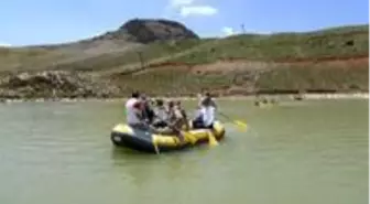 Vali Akbıyık sporcularla birlikte rafting ve kano yaptı