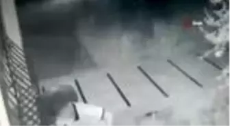 Acemi hırsızlar motosikleti çalabilmek için dakikalarca böyle uğraştılar