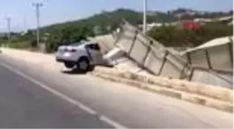 Alanya'da alt geçidin girişindeki bariyere çarpttı 1'i ağır, 4 yaralı