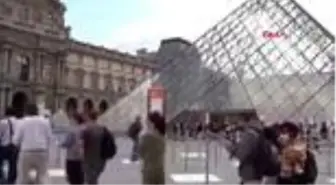 Fransa'daki Louvre Müzesi 3 ay sonra kapılarını ziyaretçilere açtı