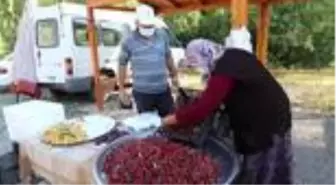 Çubuk'lu kadınlar, ürünlerini kurulan pazarda satarak ekonomiye katkı sağlıyor