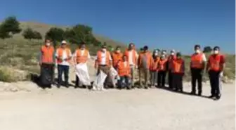 Emirdağ gönüllüleri çevre temizliği yapıyor