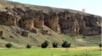 Karaman'daki sıralı kayalıklar peri bacalarını anımsatıyor