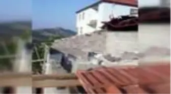 Kuvvetli rüzgar Kula'da bir evin çatısını uçurdu, duvarlarını yıktı
