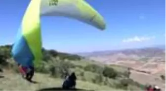 Milli yamaç paraşütçüsü 8 saat 15 dakika havada kalarak rekor kırdı