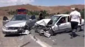 Otomobiller kafa kafaya çarpıştı: 2 yaralı