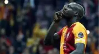 Galatasaraylı Mbaye Diagne, saçlarını sarı kırmızıya boyattı