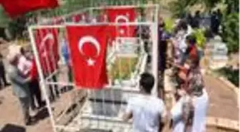 Derik'te, 15 Temmuz şehidi kabri başında anıldı