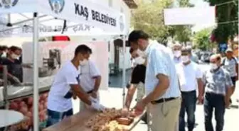 Kaş'ta demokrasi şehitleri için lokma dağıtıldı