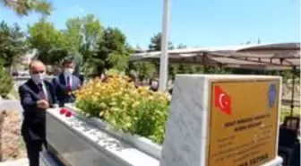 Vali Günaydın 15 Temmuz Şehitlerinin Kabirlerini Ziyaret Etti