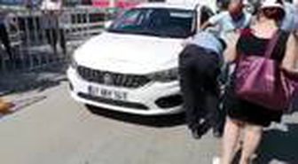 Son dakika haberleri... AYDIN Zabıtadan otomobilinin lastiği patlayan tatilciye yardım eli
