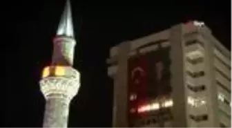 İzmir'de tüm minarelerden sela sesleri yükseldi