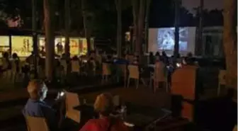 Engelsiz Kafe'de yıldızlar altında sinema keyfi