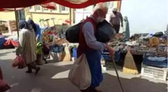 Hayatın güzelliklerini kalbiyle gören seyyar satıcı