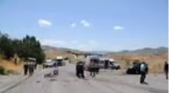 Tunceli'de servis midibüsü ile otomobil çarpıştı: 1 ölü, 17 yaralı (3)