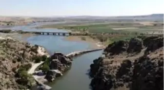 Selçuklular'dan kalma Çeşnigir Köprüsü turistlerin ilgisini çekiyor