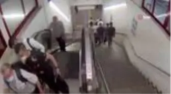 Metro istasyonunda ilginç yankesicilik kamerada