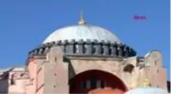 İSTANBUL-AYASOFYA ÖNÜNDE YOĞUNLUK; CAMİYE GİREBİLMEK İÇİN SIRA BEKLEDİLER