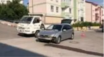 Otomobille çarpışan hafif ticari araç devrildi: 2 yaralı