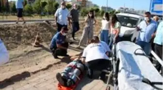 Son dakika haberi | Otomobil kaldırımdaki yayalara çarptı: 3 yaralı