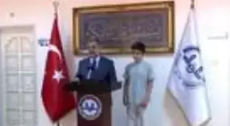 İstanbul Müftüsü Maşalı, hafızlığını tamamlayan ve LGS'de dereceye giren öğrenciyi ödüllendirdi