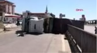 Bor yüklü TIR devrildi, şoför yaralandı