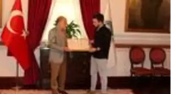 Giyim markası, Darülaceze sakinlerine gömlek hediye etti