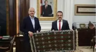 Uludere Belediye Başkanı Ürek, Bakan Soylu'ya el dokumalı kilim hediye etti