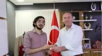 Başkan Şahiner'den başarılı öğrenciye ödül